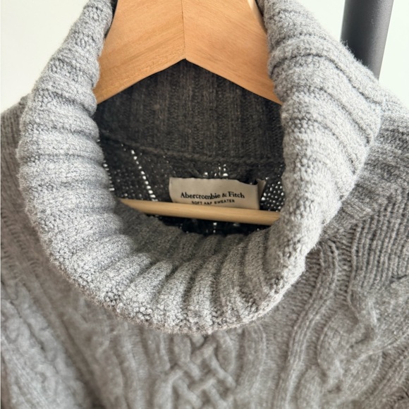 Abercrombie Cashmere Gray Cable Knit Turtleneck Sweater - Picture 2 of 3